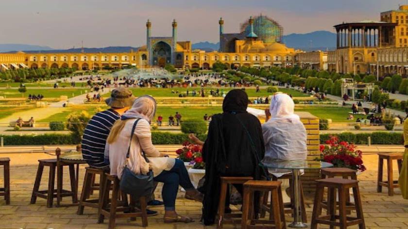 ایران برس: السياح الأجانب: إيران بلد تتمتع بكرم الضيافة الفريد وثقافة غنية