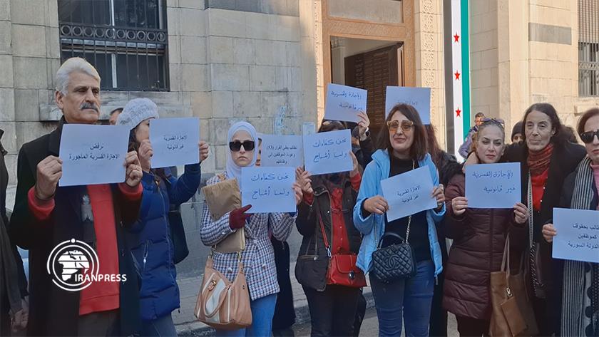 Iranpress: بعد فصلهم من وظائفهم؛ موظفو القطاع العام يحتجون على قرارات السلطة الجديدة السورية 