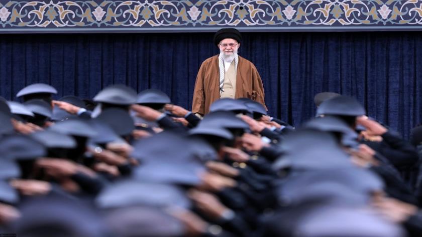 Iranpress: سماحة قائد الثورة يستقبل جمعًا من قادة القوة الجوية وقوة الدفاع الجوي للجيش 
