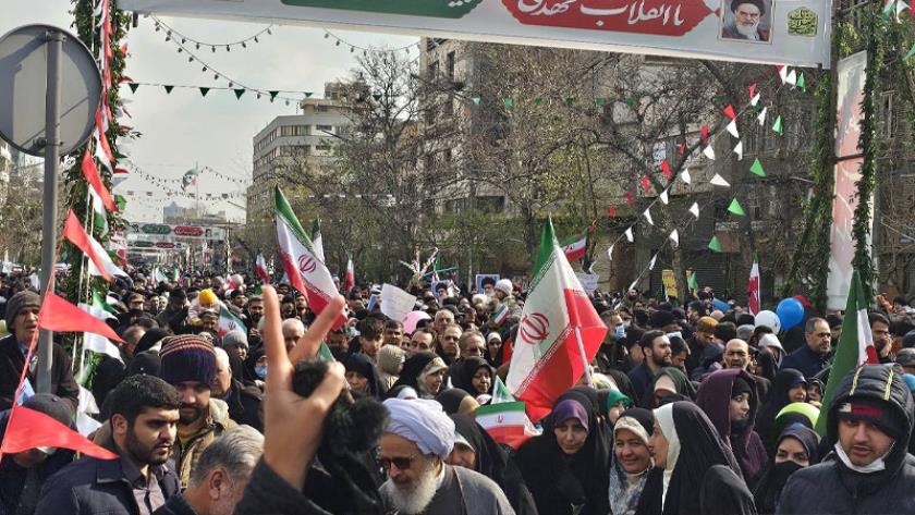 Iranpress: انطلاق المسيرات المليونية بمناسبة ذكرى انتصار الثورة الإسلامية 