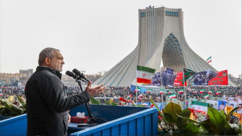 Iranpress: بزشكيان: مخططات أمريكا ستُدمَّر بمساعدة الشعب الإيراني