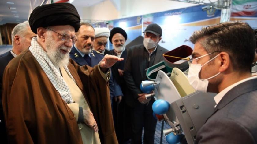 Iranpress: قائد الثورة الإسلامية يتفقد معرض إنجازات الصناعة الدفاعية الإيرانية