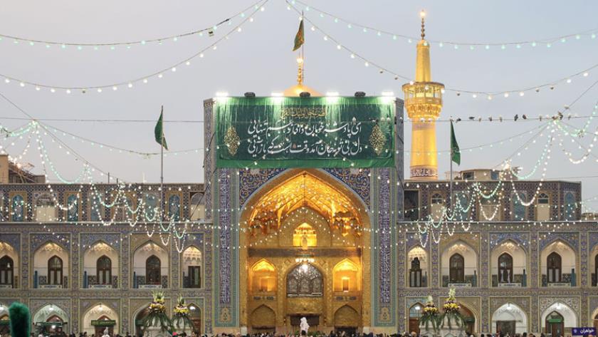 Iranpress: أجواء الحرم الرضوي الشريف في ليلة النصف من شعبان