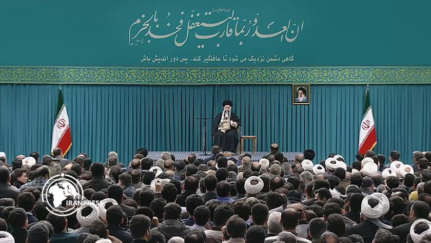 Iranpress: قائد الثورة: التهديد البرمجي للعدو لم ينجح في التأثير على بلدنا وشعبنا