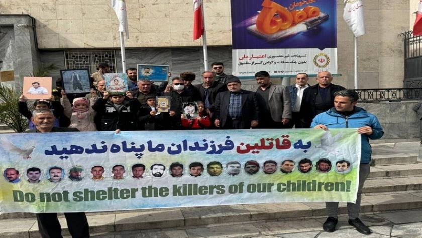 Iranpress: احتشاد عائلات ضحايا الجماعة الإرهابية ’’بيجاك‘‘ أمام السفارة الألمانية في طهران