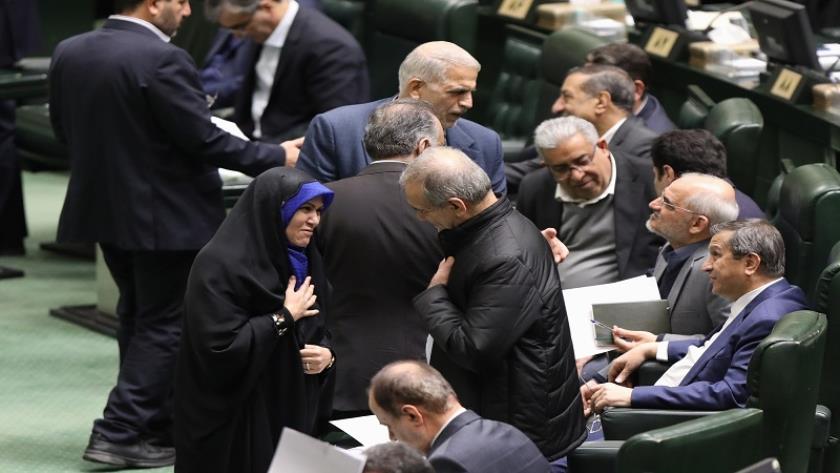 Iranpress: البرلمان الإيراني يسحب الثقة من وزير الاقتصاد والمالية