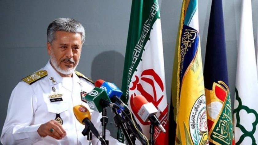 Iranpress: الأدميرال سياري: القوات المسلحة الإيرانية مستعدة تماماً لمواجهة التهديدات