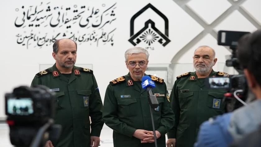 Iranpress: اللواء باقري: يجب أن تواصل الحركة السريعة في التكنولوجيا بجدية