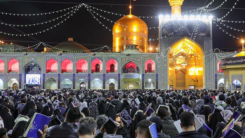 Iranpress: إحياء ليلة القدر في الحرم الرضوي في أجواء روحانية