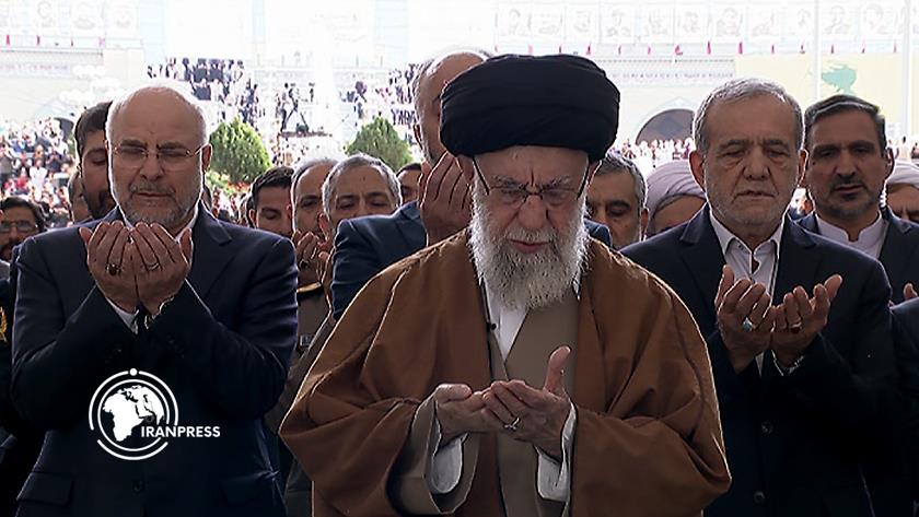 ایران برس: صلاة عيد الفطر بإمامة سماحة قائد الثورة الإسلامية في طهران +فيديو