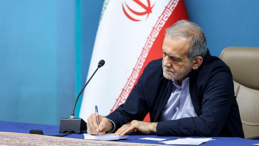 Iranpress: بزشکیان يهنئ فريق الأولمبياد الطلابي بفوزه