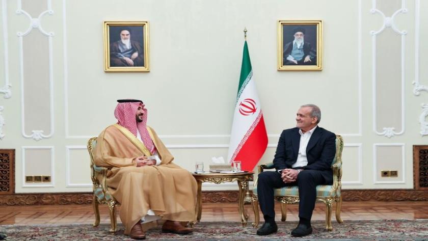 Iranpress: بزشكيان: يمكن لإيران والسعودية حل العديد من مشاكل المنطقة دون تدخل أجنبي​