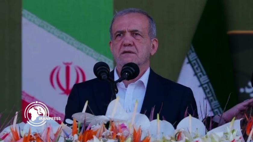 Iranpress: بزشکیان: الجيش رمز عزّة المجتمع وركيزة الولاية وعامل ضمان الأمن في البلاد