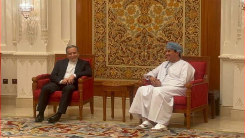 Iranpress: مباحثات وزيري الخارجية الإيراني وعمان في مسقط
