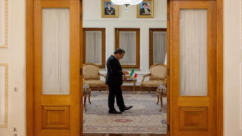 Iranpress: عراقجي: السعودية تلعب دورًا رئيسيًا في سياسة الجوار الإيرانية