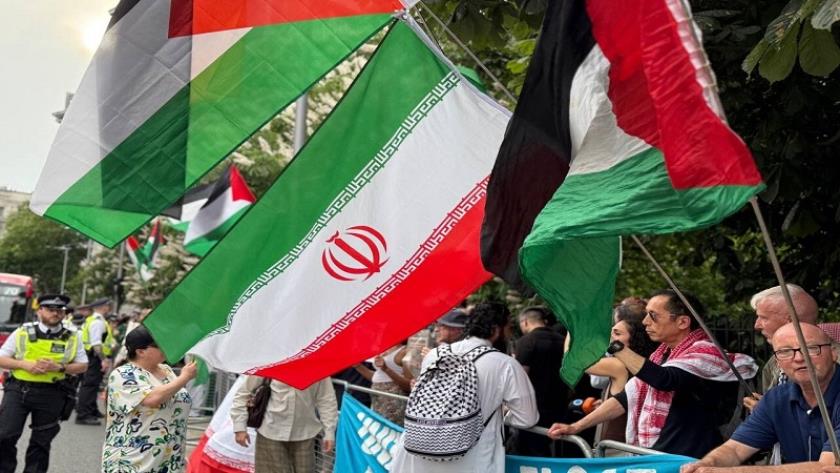 Iranpress: مظاهرة أمام سفارة الاحتلال في لندن احتجاجًا على العدوان على إيران