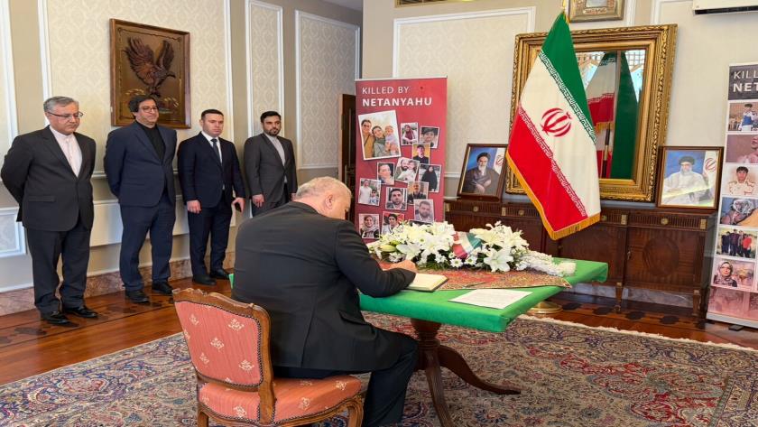Iranpress: دبلوماسيون أجانب في لندن يؤدون الاحترام لشهداء حرب الاحتلال على إيران