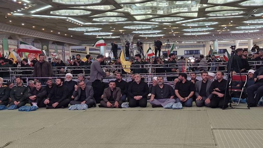 Iranpress: إحياء ذكرى شهداء الاقتدار الوطني في مصلى الإمام الخميني(رض) في طهران