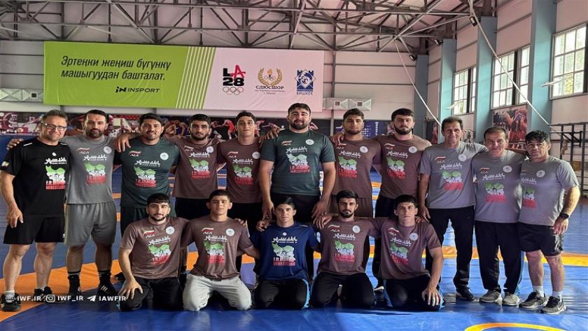 Iranpress: المنتخب الإيراني للمصارعة الرومانية للشباب يتوج ببطولة آسيا