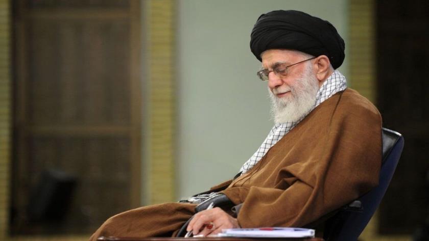 Iranpress: قائد الثورة المعظم: أعداء إيران يضربون على الحديد البارد