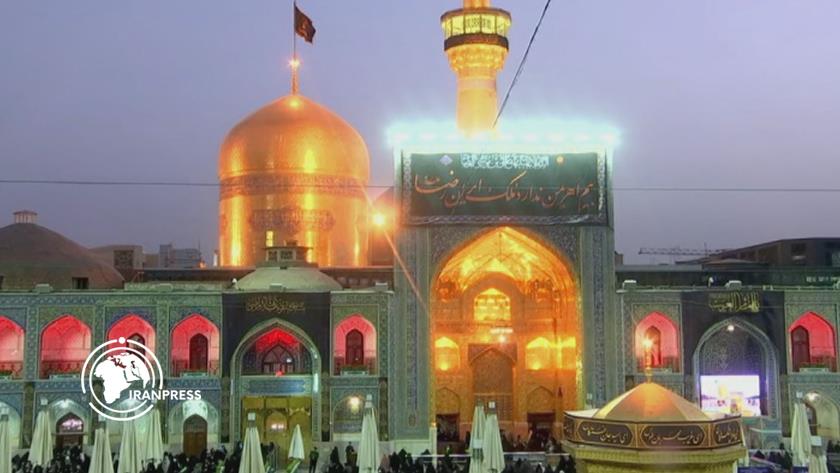 Iranpress: حضورٌ واسعٌ للزائرين في الحرمِ الرضويّ المطهّر في ليلةِ استشهادِ الإمامِ الرضا+ فيديو