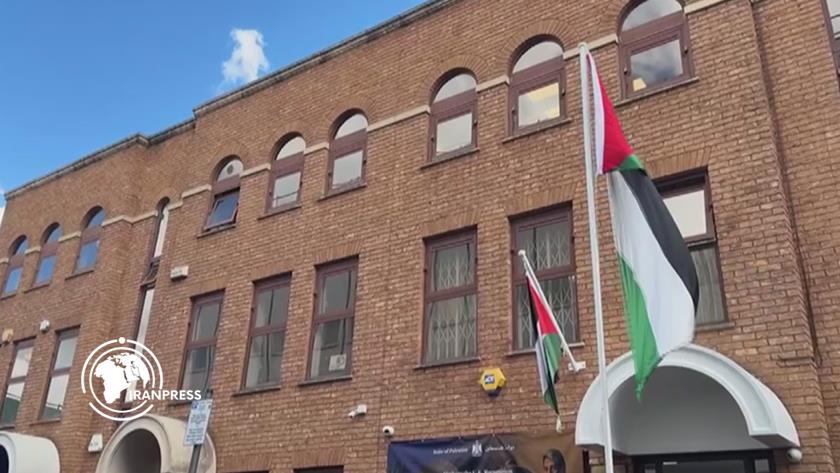 Iranpress: العلم الفلسطيني يرفرف فوق مبنى السفارة الفلسطينية في لندن
