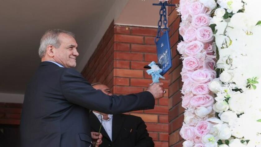 ایران برس: بزشكيان يدّق الجرس إيذانا ببدء العام الدراسي الجديد في إيران