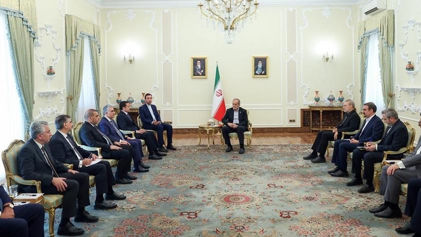 Iranpress: بزشكيان: تسريع الربط السككي بين إيران والعراق يعزز الروابط الاقتصادية الإقليمية