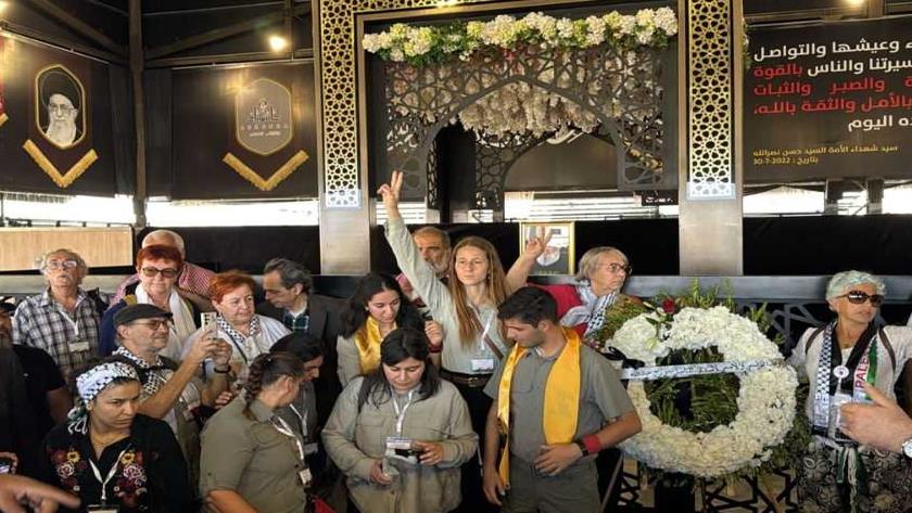 Iranpress:  بالصور.. وفد فرنسي يزور مرقد السيد نصر الله ومكان استشهاده