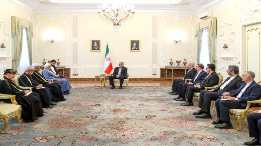 Iranpress: بزشكيان: إيران وعُمان كانتا دائمًا سندًا لبعضهما في تقلبات المنطقة