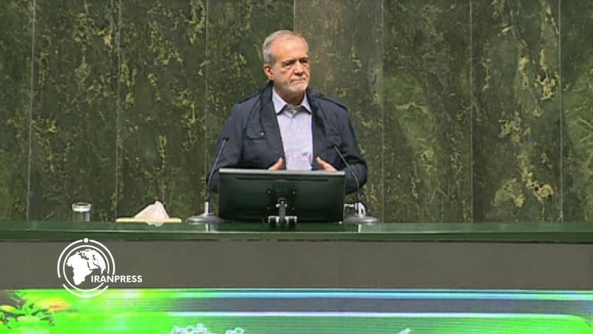 Iranpress: الرئيس الإيراني: توسيع العلاقات الإقليمية أولوية استراتيجية + فيديو