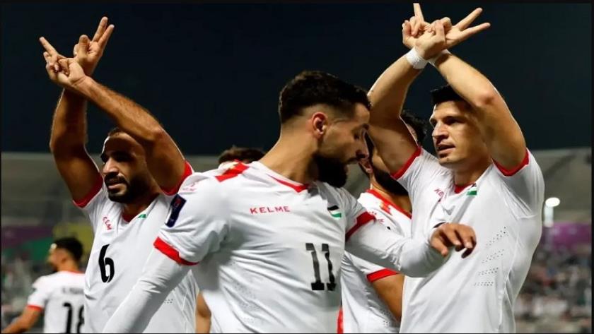 Iranpress: تضامن رياضي غير مسبوق مع فلسطين في مباراة لكرة القدم في برشلونة 