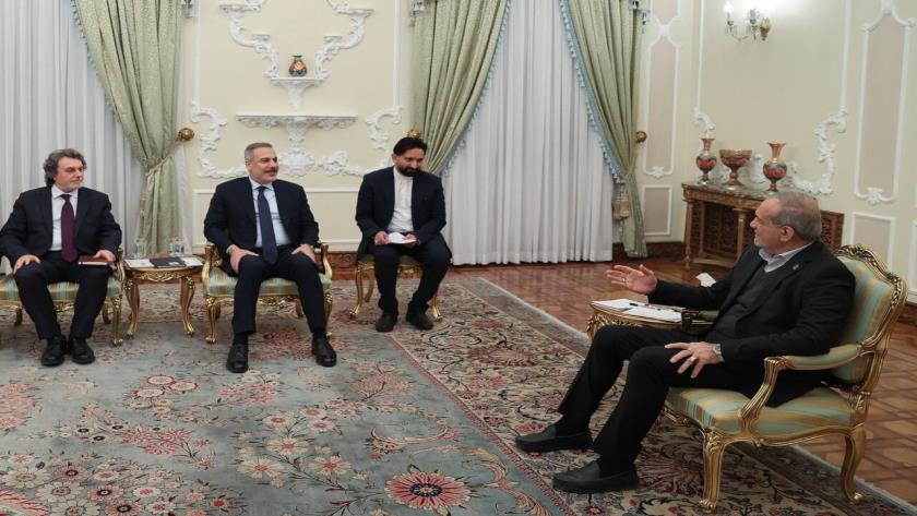 Iranpress: بزشكيان يؤكد ضرورة تعزيز الوحدة الاستراتيجية بين الدول الإسلامية