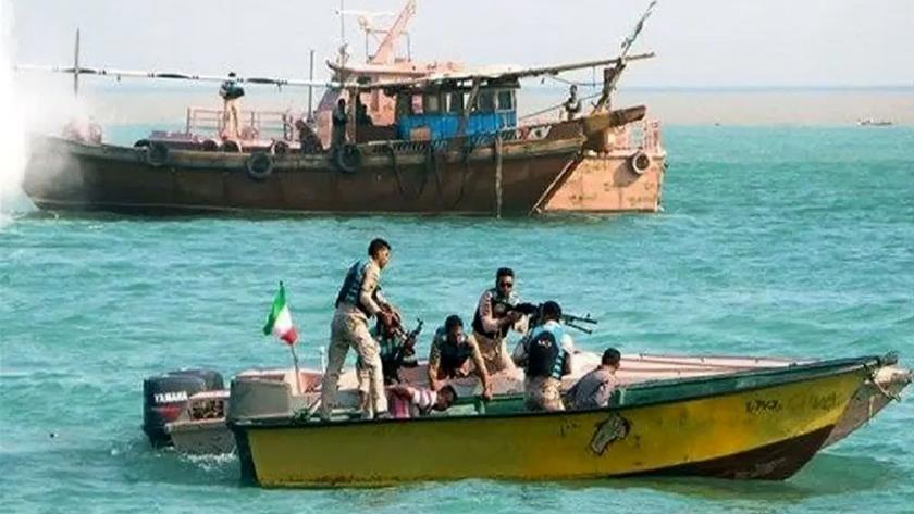 Iranpress: ضبط سفينة تحمل 350 ألف لتر من الوقود المهرّب في الخليج الفارسي