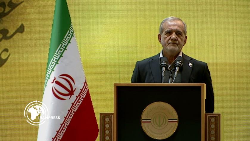 Iranpress: الرئيس الإيراني: الإمام الخميني واجه الاستكبار والظلم بكل وجوده + فيديو