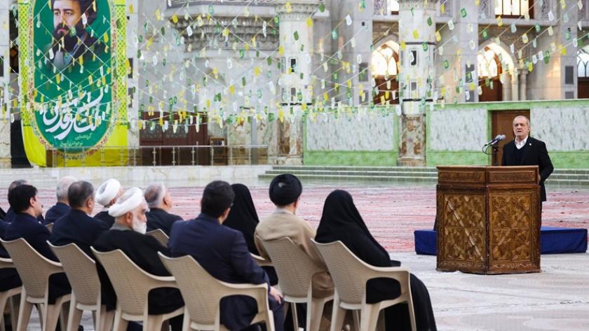 Iranpress: الرئيس: الخروج من الأزمات يبدأ بالعودة إلى وصايا الإمام الخمینی (رحمه الله) 