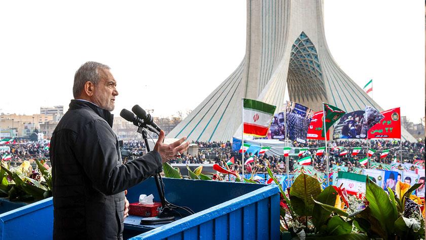 Iranpress: بزشكيان في ذكرى انتصار الثورة: الشعب الإيراني خرج للدفاع عن أرضه وقيادته