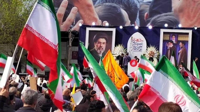 Iranpress: تجمع شعبي حاشد في طهران وباقي المدن لبيعة قائد الثورة المنتخب + فيديو