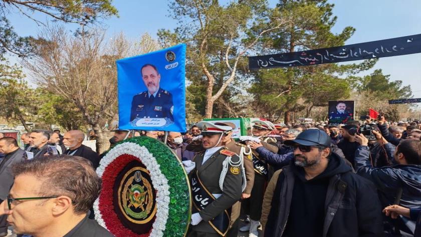Iranpress: تشييع وزير الدفاع الإيراني في ‘‘بهشت زهراء’’
