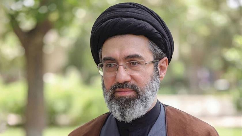 Iranpress: قائد الثورة الاسلامیة يعزّي في استشهاد وزير الامن 