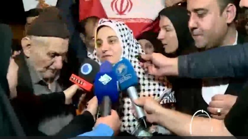 Iranpress: الترحيب بالناشطة الداعمة للشعب الفلسطيني، في محطة قطارات طهران+ فيديو