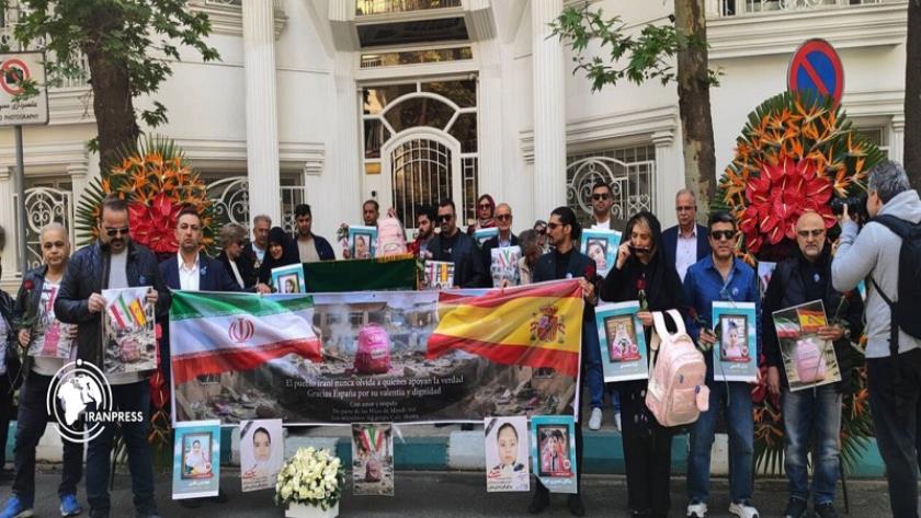 Iranpress: مظاهرة أمام السفارة الإسبانية بطهران تقديرًا للدعم الإسباني