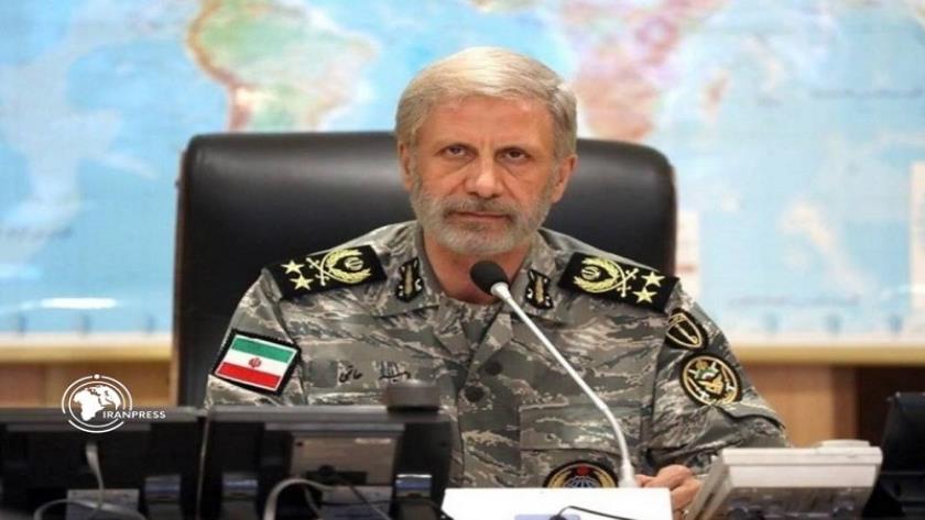 Iranpress: القائد العام للجيش: العدو لن يرى إركاع الشعب الإيراني حتى يلقى حتفه