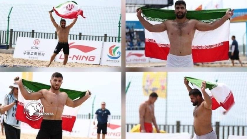 Iranpress: المنتخب الإيراني الوطني للمصارعة الشاطئية يحصد 4 ميداليات ذهبية