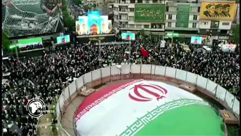 Iranpress:  تجمع حاشد لأنصار الإمام الرضا (ع) في ساحة ‘‘انقلاب’’ بطهران + فيديو