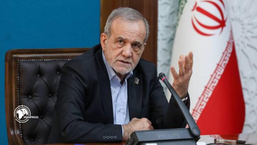 Iranpress: بزشكيان: محاولة فرض حصار بحري على إيران محكوم عليها بالفشل
