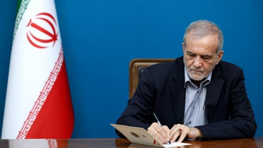 Iranpress:  الرئيس الإيراني يهنئ نظيره الروسي باليوم الوطني الروسي