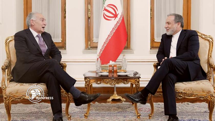 Iranpress: عراقجي يستقبل جان أرنو في طهران
