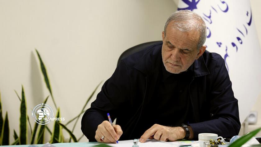 Iranpress: الرئيس بزشكيان يعزّي أمير قطر بوفاة والده