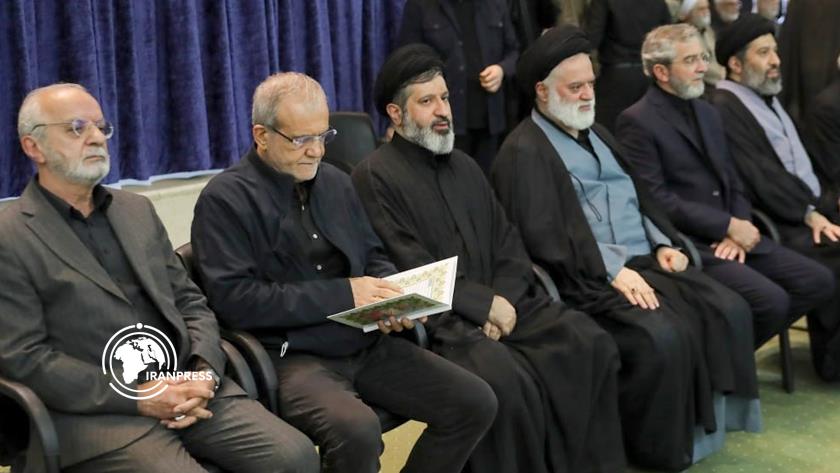 Iranpress: انطلاق مراسم تكريم سماحة القائد الشهيد (رضوان الله عليه) في مصلى طهران